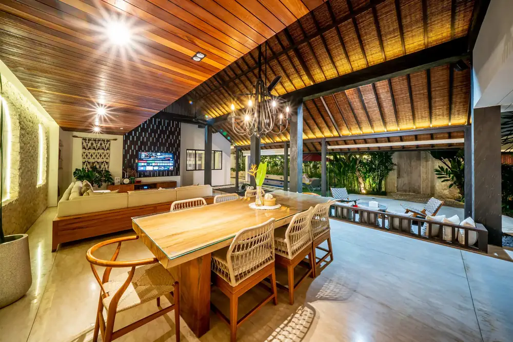 Dining under the thatch